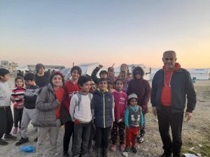 Deprem Bölgesindeki Çocuklara Çikolata Ve Oyuncak Dağıttı