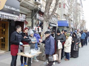 Depremlerde Hayatını Kaybedenler İçin 10 Bin Kişilik Helva Dağıtıldı