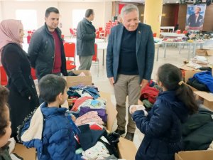 Honaz 17 Yardım Aracıyla Deprem Bölgesindeki Yaraları Sarıyor