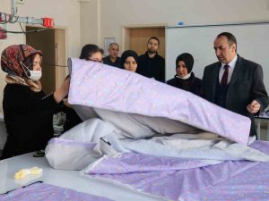 Bingöl’de Depremzedeler İçin Uyku Tulumu Dikiliyor