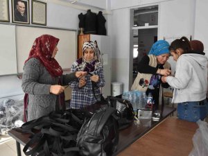 Lise Öğrencileri Deprem Bölgesi İçin Uyku Tulumu Üretiyor