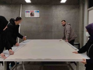 Meslek Lisesi Öğretmenleri, Depremzedeler İçin Çadır Dikiyor