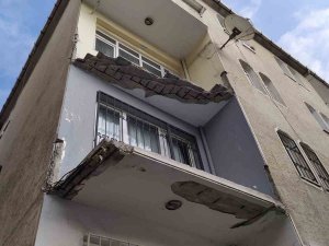 Küçükçekmece’de Yıkılan Balkon Deprem Paniği Oluşturdu