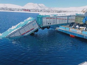Tatvan’da Feribota Yükleme Yapılan Vagonlardan Biri Göle Düştü