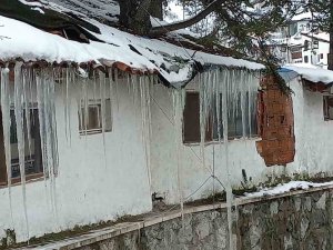 Göynük’te 1 Metreye Yakın Buz Sarkıtları Oluştu