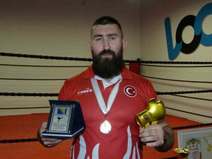 Milli Boksör Muhammed Dursun, Depremzedeler İçin Altın Eldivenini Açık Artırmayla Satacak