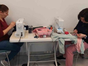 Tekirdağ’da Gönüllü Kadınlar Depremzedeler İçin Makine Başına Geçti