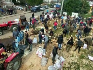Mahalle Meydanında Odun Kırma Seferberliği