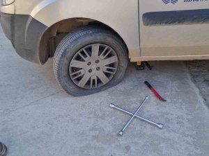 Araçların Lastiklerini Kesen Şahıs, Güvenlik Kamerasına Yakalandı