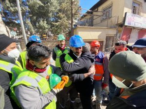 Depremden 248 Saat Sonra Aleyna’nın Kurtarılmasına Tanık Olan Başkan Şayir, Gözyaşlarına Engel Olamadı