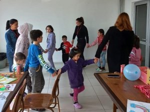 Kırmızı Yelekliler, Depremzede Çocuklara Moral Oldu