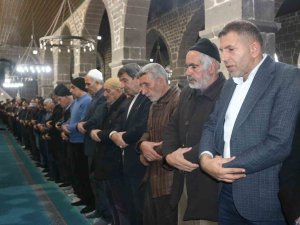 Diyarbakır’da Depremde Hayatını Kaybedenler İçin Gıyabi Cenaze Namazı Kılındı