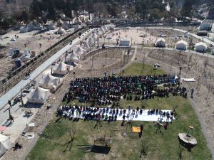 Hatay’da Enkazların Gölgesinde Cuma Namazı Dron İle Görüntülendi