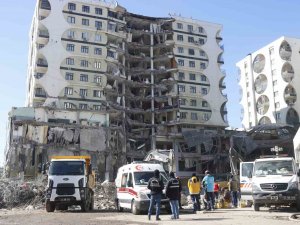 Galeria İ̇ş Merkezi Enkazında 8 Vatandaş İçin Çalışmalar Devam Ediyor