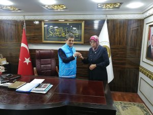Depremzedeler İçin Parmağındaki Yüzüğü Bağışladı