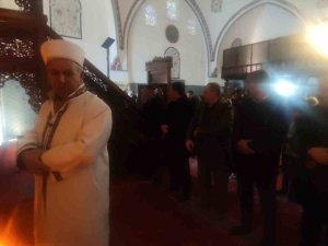 Depremde Hayatını Kaybedenler İçin Tarihi Hüsrev Paşa Camii’nde Gıyabi Cenaze Namazı Kılındı