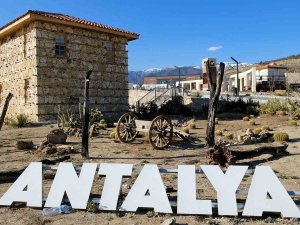 Hatay Expo Alanında Bulunan Düğmeli Ev Sapasağlam Ayakta