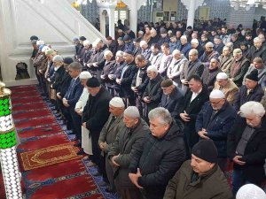 Depremde Ölenler İçin Gıyabi Cenaze Namazı Kılındı