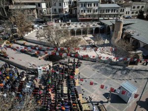 Deprem Sonrası Ulu Camii’nin Bahçesinde Cuma Namazı Kılındı
