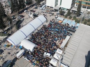 Bir Yanda Enkaz Kaldırma Çalışmaları, Diğer Yanda Cuma Namazı Havadan Görüntülendi