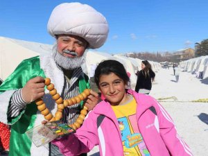 Deprem Bölgesi Malatya’da Çocuklar Nasrettin Hoca İle Eğleniyor