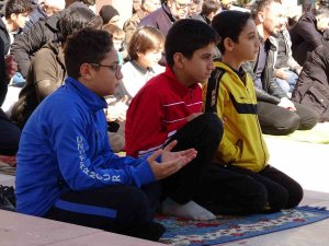 Depremde Yaşamını Yitirenler İçin Cuma Namazının Ardından Gıyabi Cenaze Namazı Kılındı