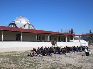 Deprem Bölgesinde Camiler Hasarlı Olunca Cuma Namazı Dışarıda Kılındı