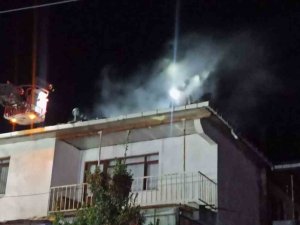 İ̇ki Katlı Evin Bacasında Çıkan Yangın Söndürüldü