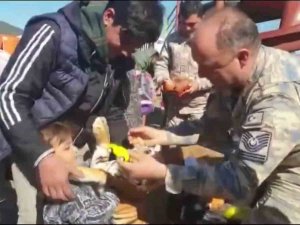 Mehmetçik, Yardım Malzemelerini İhtiyaç Sahiplerine Ulaştırıyor