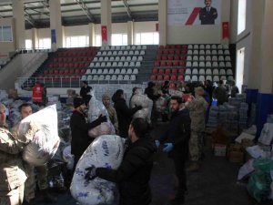 Malazgirt’te Depremzedeler İçin Yardım Seferberliği Devam Ediyor