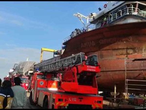 Yalova’da Tersanede Gemi Yangını