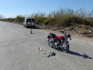 Manavgat’ta Hafif Ticari Araçla Motosiklet Çarpıştı: 1 Yaralı
