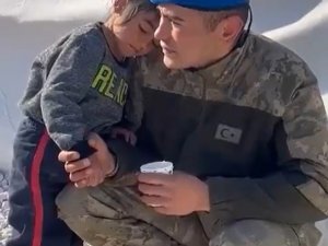 Minik Çocuk Dakikalarca Mehmetçik’in Omzunda Yattı