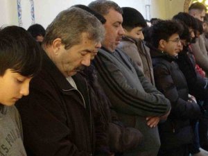 Uşak’ta Binlerce Vatandaş, Depremde Hayatını Kaybedenler İçin Gıyabi Cenaze Namazı Kıldı