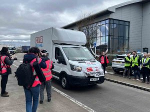 Arsenal’den Depremzedelere 2 Tır Yardım Malzemesi