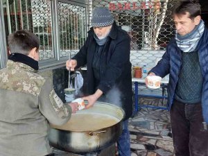 Ailesinden 4 Canı Kaybetti, Acısını İçine Attı, İnsanlara Yardıma Çalışıyor