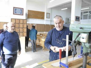 Depremzede Çocuklar İçin Oyuncak Yaptılar