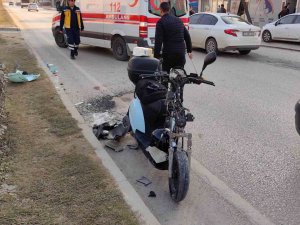 Motosikletin Araca Çarptığı Kaza Anı Kamerada