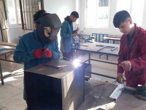 Okul Atölyesinde Depremzedeler İçin Soba Üretiyorlar