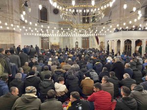 Konya’da Miraç Kandili’nde Vatandaşlar Camilere Akın Etti