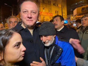 Depremzede Öyle Bir Sarıldı Ki Belediye Başkanını Duygulandırdı