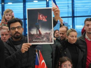 Çek Arama Kurtarma Ekipleri Çiçeklerle Karşılandı