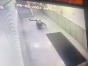 Depremden Kaçarken Kalça Kemiğini Kırdı...o Anlar Kameralara Yansıdı