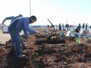 Yürek Yakan Hatıralar Mezarlıklara Dizildi