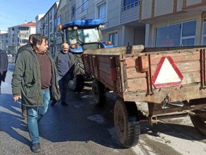 Yanlışlıkla Aldığı Traktör Römorkunu Geri Getirdi