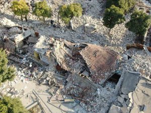 Tarihi Ulu Cami Depremde Yerle Bir Oldu
