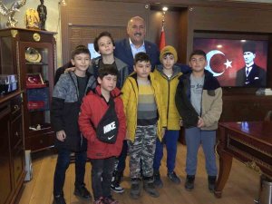Çocuklar Kumbaralarındaki Harçlıklarını Depremzedeler İçin Bağışladı
