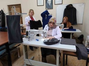 Afetzedeler Üşümesin Diye Gündüz-gece Üretiyorlar