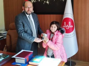 9 Yaşındaki Şeyma, Kumbarasındaki Harçlıklarını Depremzedelere Bağışladı
