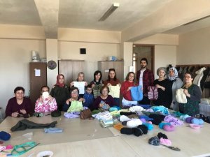 Depremzedeler İçin Kıyafet Örüyorlar